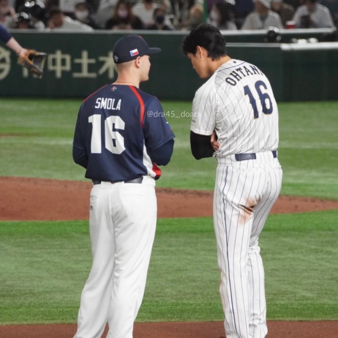 dra45_doara's tweet photo. 【2023.3.11 日本vsチェコ】
大谷さんと同じ背番号16のチェコの選手、スモラ選手。大谷さんにユニホーム欲しいですっておねだりしてるところ写真で撮れてた~!!ほっこりする☺️♥️
#WBC2023 #侍ジャパン #侍JAPAN #大谷翔平 #shoheiotani #チェコの選手 #チェコ代表 #smola https://t.co/Tpg1xB1GdM