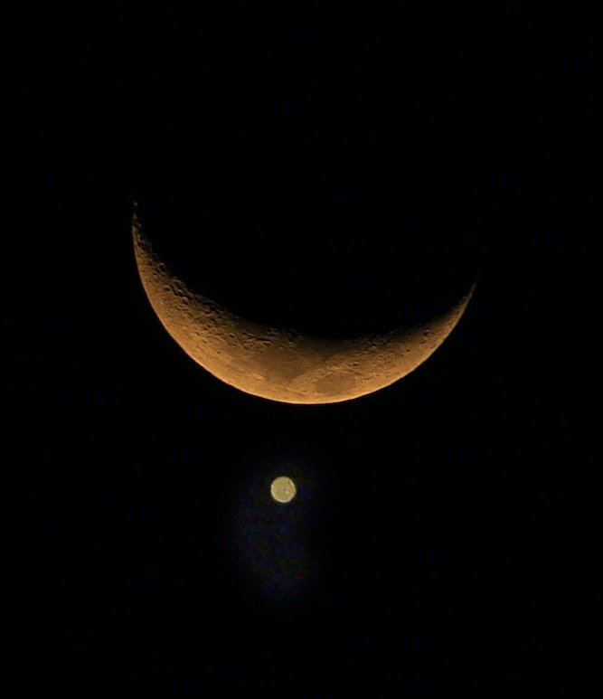 Venus under moon.  

#photography #photograph #moon #Astrophotography #sky