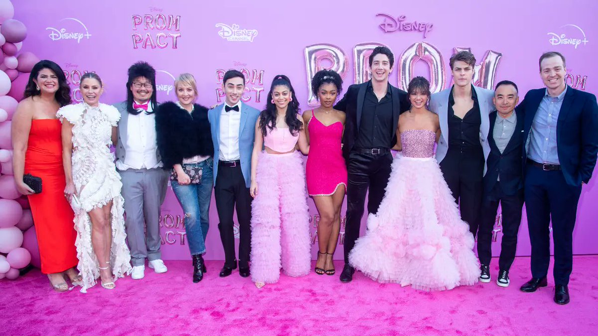 Buzz_Access's tweet photo. The Cast of @DisneyPlus '#PromPact' stops by to talk about their characters and Prom experience at the premiere @leecommapeyton @MiloManheim #BlakeDraper #AricaHimmel #DavidSJung @thesakaki  #NolanDubuc @itsJulieBowen  https://t.co/rdmF1sSofG https://t.co/J5OGp2tfe2