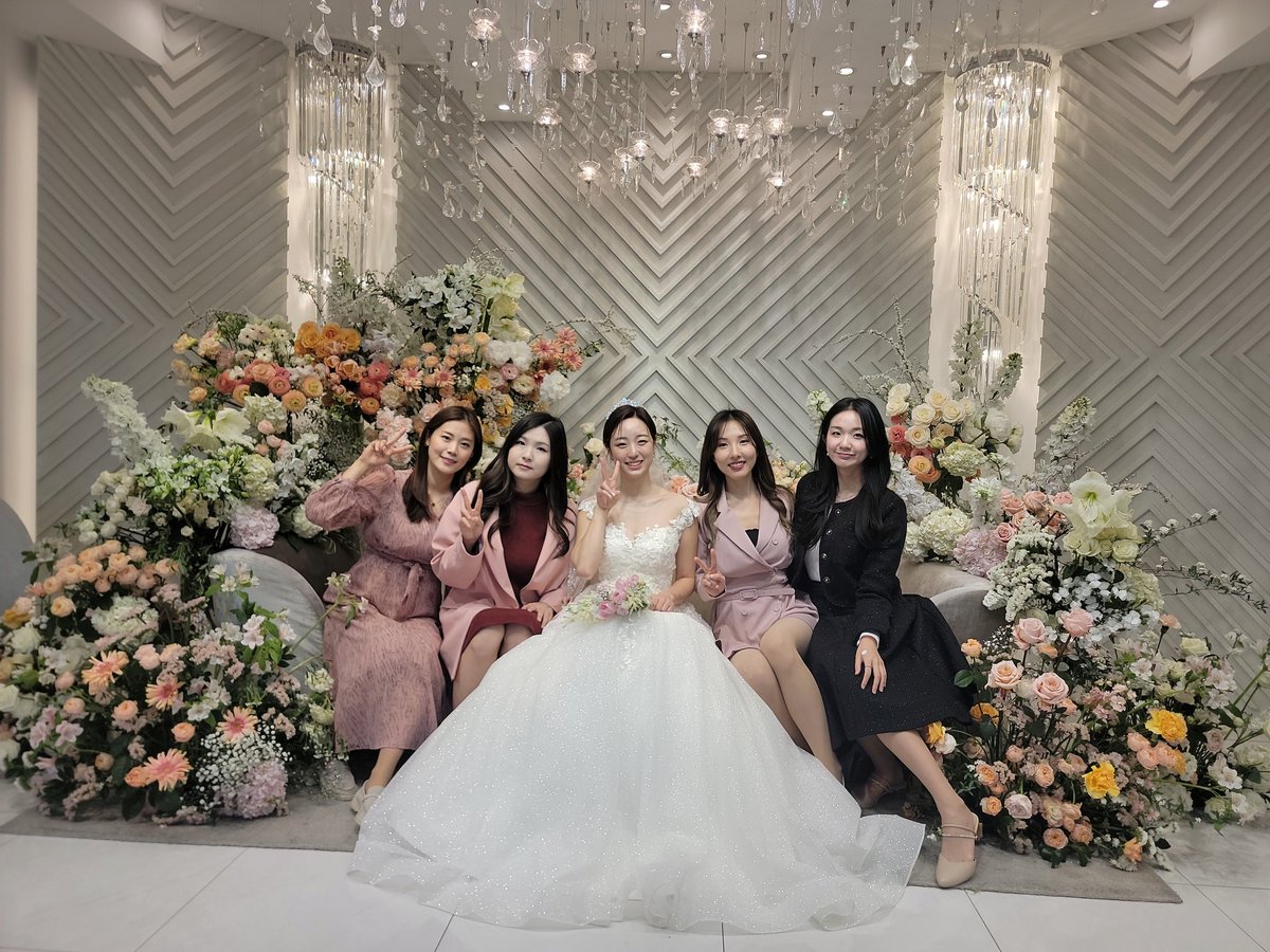I forgot the dress code lol.. First time going to streamer friend's wedding! Congratulation <a href="/jinritv/">JinriTV</a> 🩷
She was so beautiful and the venue was so pretty. Now I want to get married just for the beautiful dress and venue 😂

Auntie marriage when? 🤔