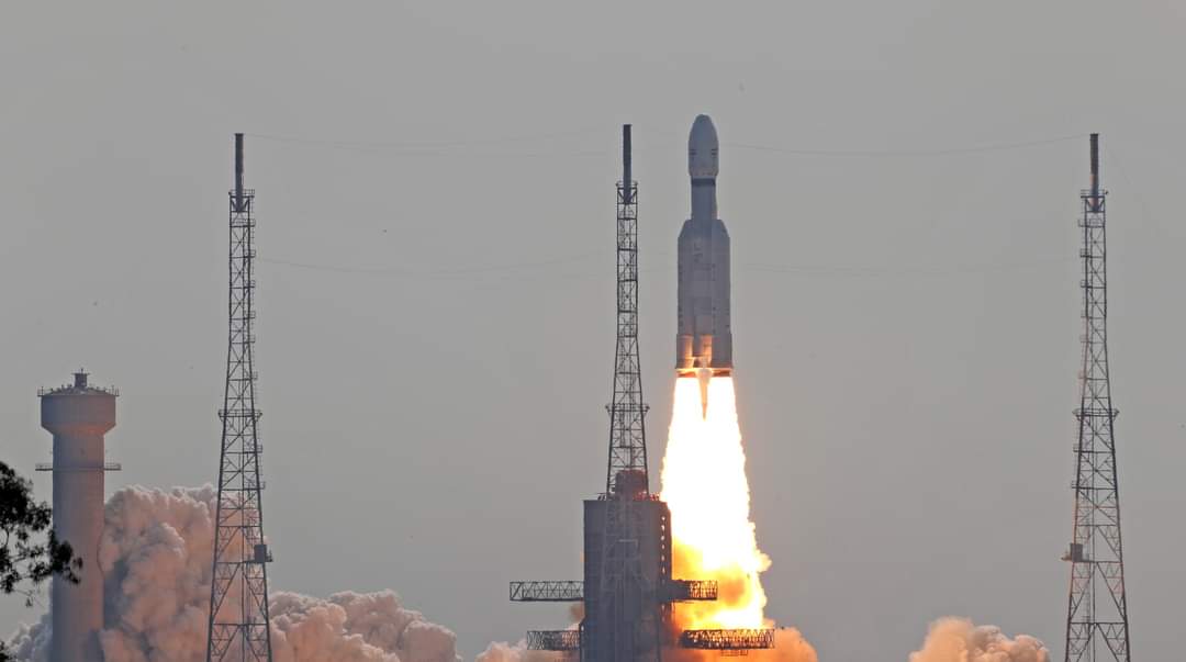 mayureshgp's tweet photo. #LVM3 #OneWebL18 #ISRO
भारताच्या एलव्हीएम या रॉकेटने वनवेब कंपनीच्या ३६ उपग्रहांना पृथ्वीभोवती ४५० किमीच्या कक्षेत प्रस्थापित केले. रॉकेटचे हे सलग सहावे यशस्वी उड्डाण होते. या मोहिमेतून भारताकडून सर्वाधिक ५८०५ किलो वजनाचे प्रक्षेपण करण्यात आले. @NSIL_India @OneWeb @isro https://t.co/juXVCNS86n