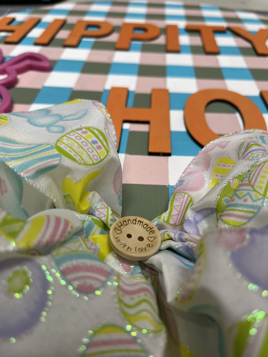 michaelmoore96's tweet photo. Tonight’s project #woodenround #buffaloplaid #Twitter #hippityhop #Easter #bunny #love #homedecor #DIY #handmadewithlove https://t.co/f85wniNkkg
