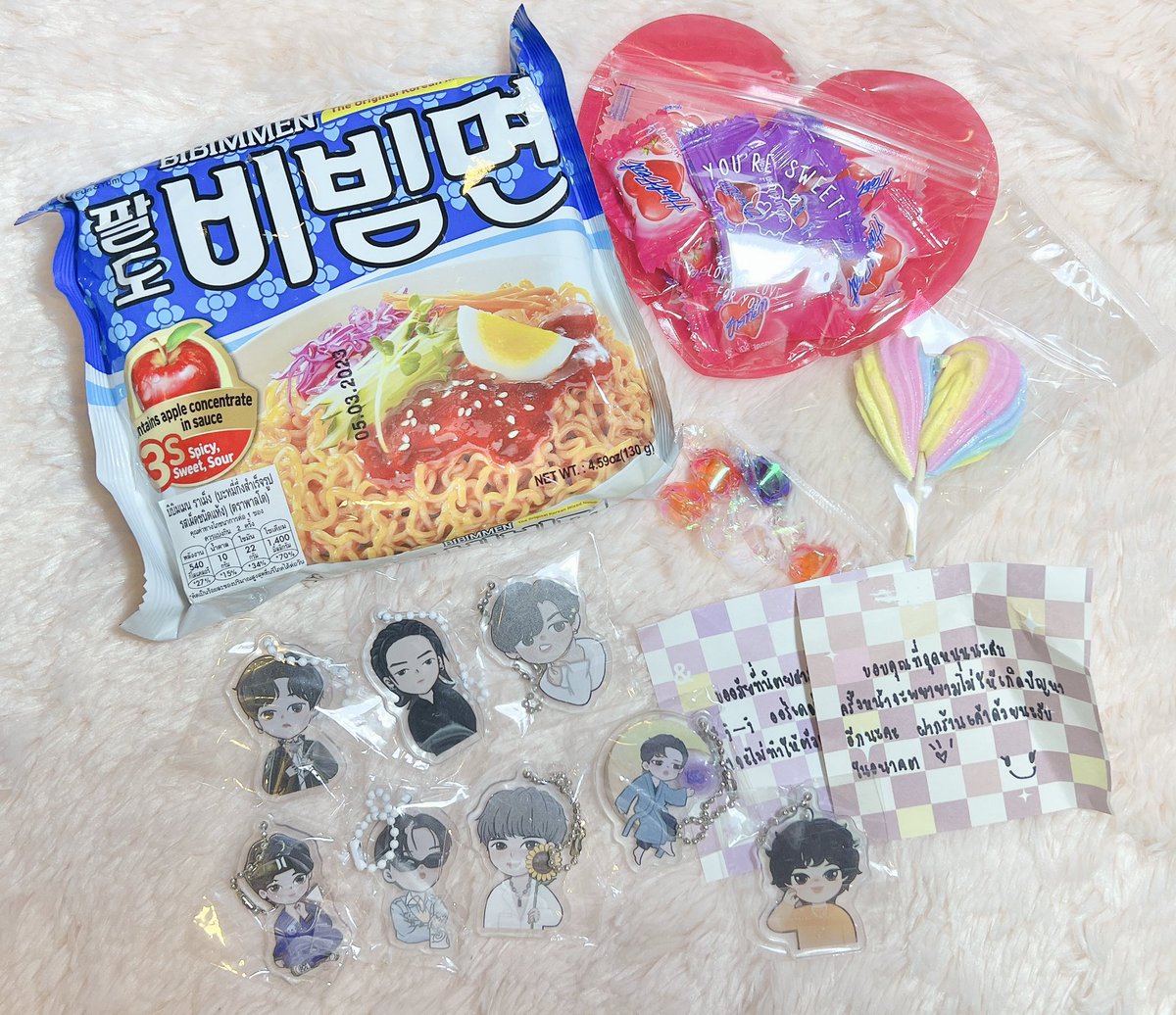 ได้รับปกโว้คจีมินแล้วน้า ขอรีวิวความประทับใจโหน่ยย เริ่มแรกคือแม่ค้าน่ารักมั้กๆ ตอบแชทพูดจาน่ารักสุดๆ มีการอัพเดตให้ในแชทตลอด ส่วนการส่งของก็ไวมากๆค้าบ ของถึงอย่างปลอดภัยเลยแพ็คมาหนามากกก ต่อ👇 #reviewnomkeng