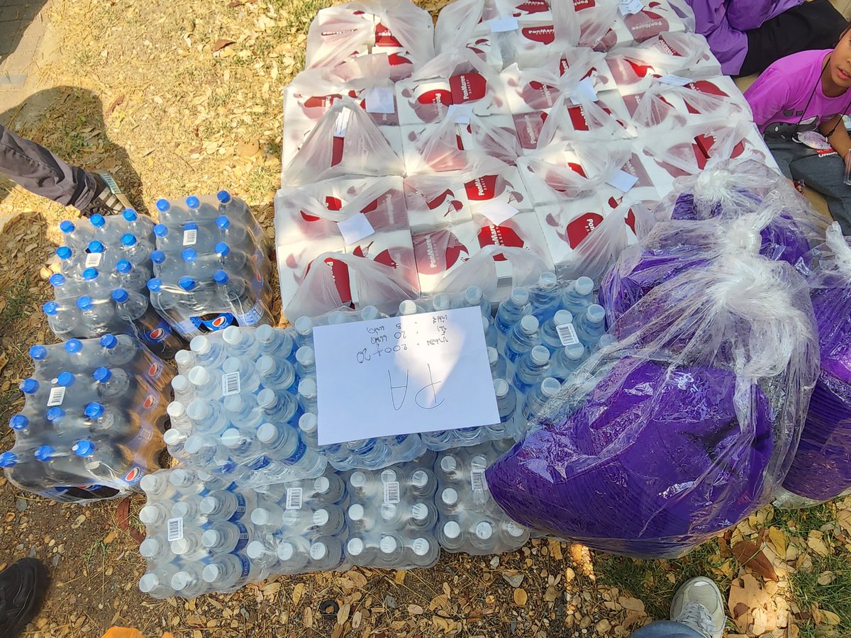 ขอบคุณพี่โป๊ปมากๆ นะค้าา
ที่ส่งฟู้ดซัพพอร์ต หมวกกันร้อน น้ำดื่มสดชื่นๆ มาให้แฟนคลับ

ทำไมน่ารักกกก หยุดรักไม่ด้าย

ปล. ทีมงานจะนำไปแจกบนสแตนด์นะคะ 

#popezaap 
#popearmy 
#BelovedFestival53ปีดีต่อใจ