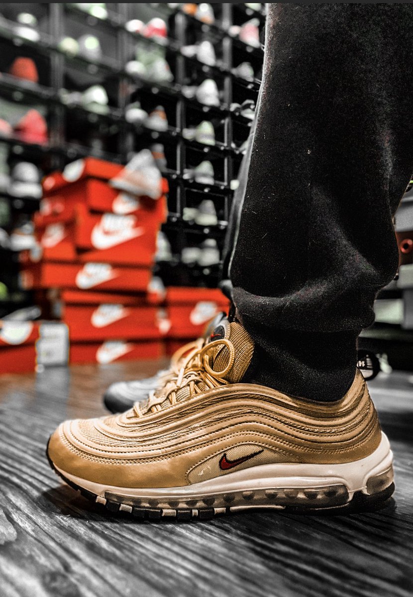 snkrfiend713's tweet photo. Better late than never….been a long day with opening day for little league but here is day 25 of #marchMAXness @hisexcellence79 #kotd #snkrsliveheatingup #snkrskickcheck #nike #am97 #sneakerhistory @nikestore https://t.co/pCYBsMMbis