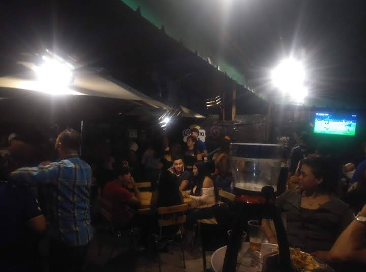 deme_trioo's tweet photo. Esta chido el ambiente ,,🍺🍺🍺 Zurda https://t.co/meCY8971cn