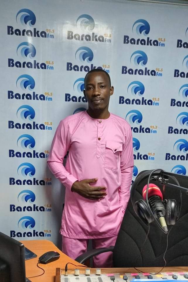 BarakaFmKe's tweet photo. Kipindi ukipendacho cha #ShikaMoSundayService kipo hewani hadi 10am nami @francismandi. Jumapili njema kaka na dada popote ulipo jumapili hii. Mshukuruni Bwana kwa kuwa ni Mwema."Unasikiliza kutoka sehemu gani?
#ShikaMoSundayService
@francismandi https://t.co/97dmdPHBuV