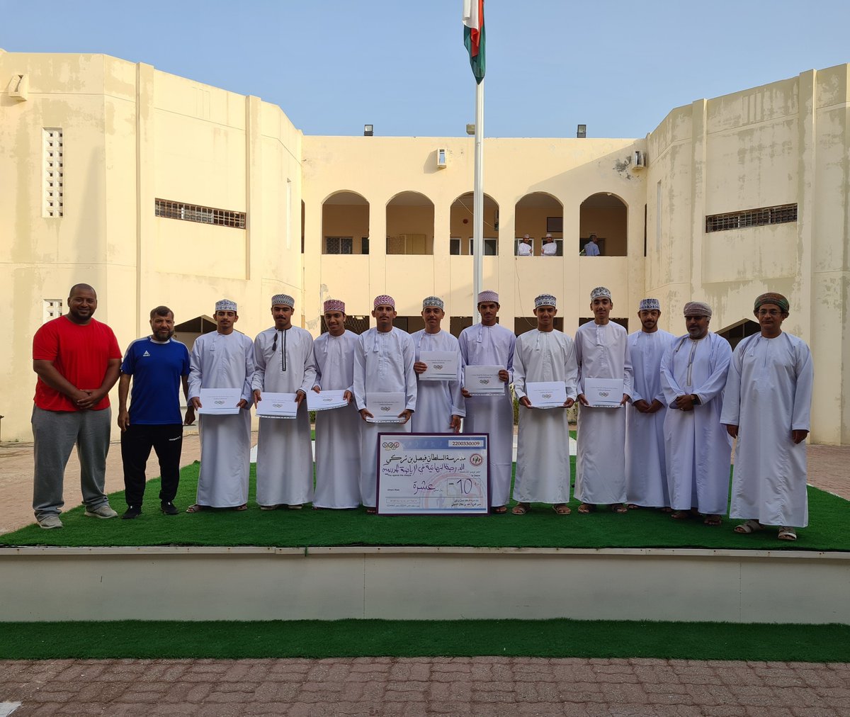 alsultanf_schoo's tweet photo. تشجيعا وتحفيزا للطلبة لبذل المزيد، كرم معلم الرياضة بالمدرسة الأستاذ أبو بكر الجهوري برعاية مساعد مدير المدرسة الأستاذ محمود المعشري والأستاذ ياسر الوهيبي مجموعة من طلاب الصف الثاني عشر الحاصلين على الدرجة الكاملة في مادة الرياضة المدرسية. https://t.co/kNtjUk6fKI