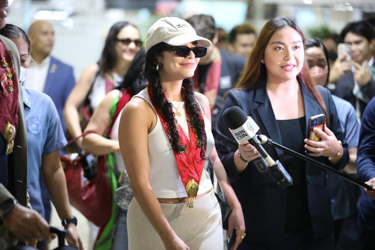 pnagovph's tweet photo. LOOK: Filipino-American actress Vanessa Hudgens arrives at Ninoy Aquino International Airport on Saturday (March 25, 2023). 

The 34-year-old Hollywood actress, whose mother is Filipino, is in the PH🇵🇭 for the first time to shoot a travel documentary. (📸: MIAA Media Affairs) https://t.co/AQPXUydWgG