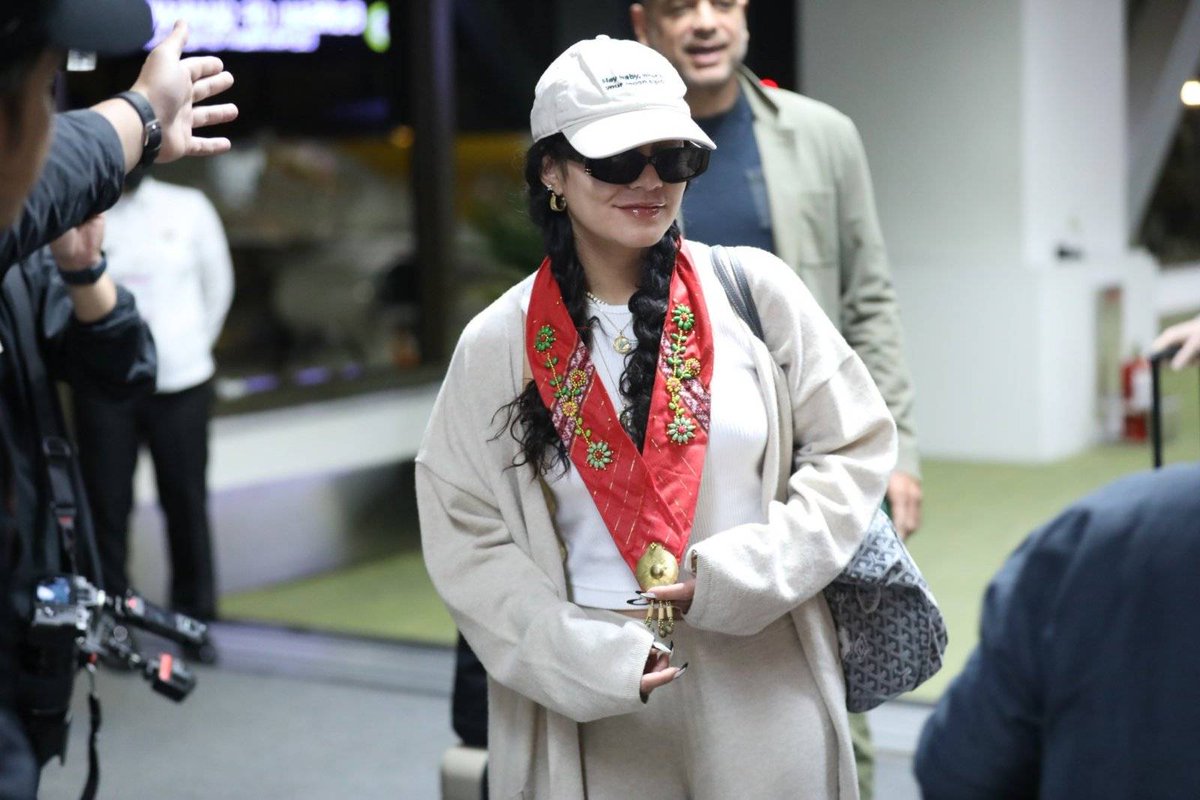 pnagovph's tweet photo. LOOK: Filipino-American actress Vanessa Hudgens arrives at Ninoy Aquino International Airport on Saturday (March 25, 2023). 

The 34-year-old Hollywood actress, whose mother is Filipino, is in the PH🇵🇭 for the first time to shoot a travel documentary. (📸: MIAA Media Affairs) https://t.co/AQPXUydWgG
