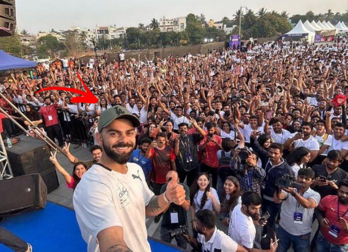 BluntIndianGal's tweet photo. Too small but finally I've a selfie with my idol Virat Kohli ❤️😭 https://t.co/7wX2sVd39O