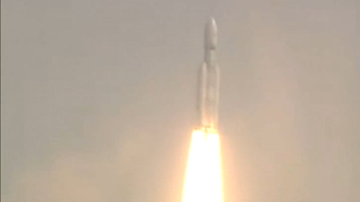 TOIVizagNews's tweet photo. Andhra Pradesh: The Indian Space Research Organisation (ISRO) launches India’s largest LVM3 rocket carrying 36 satellites from Sriharikota https://t.co/Ajvl5Hz6HU