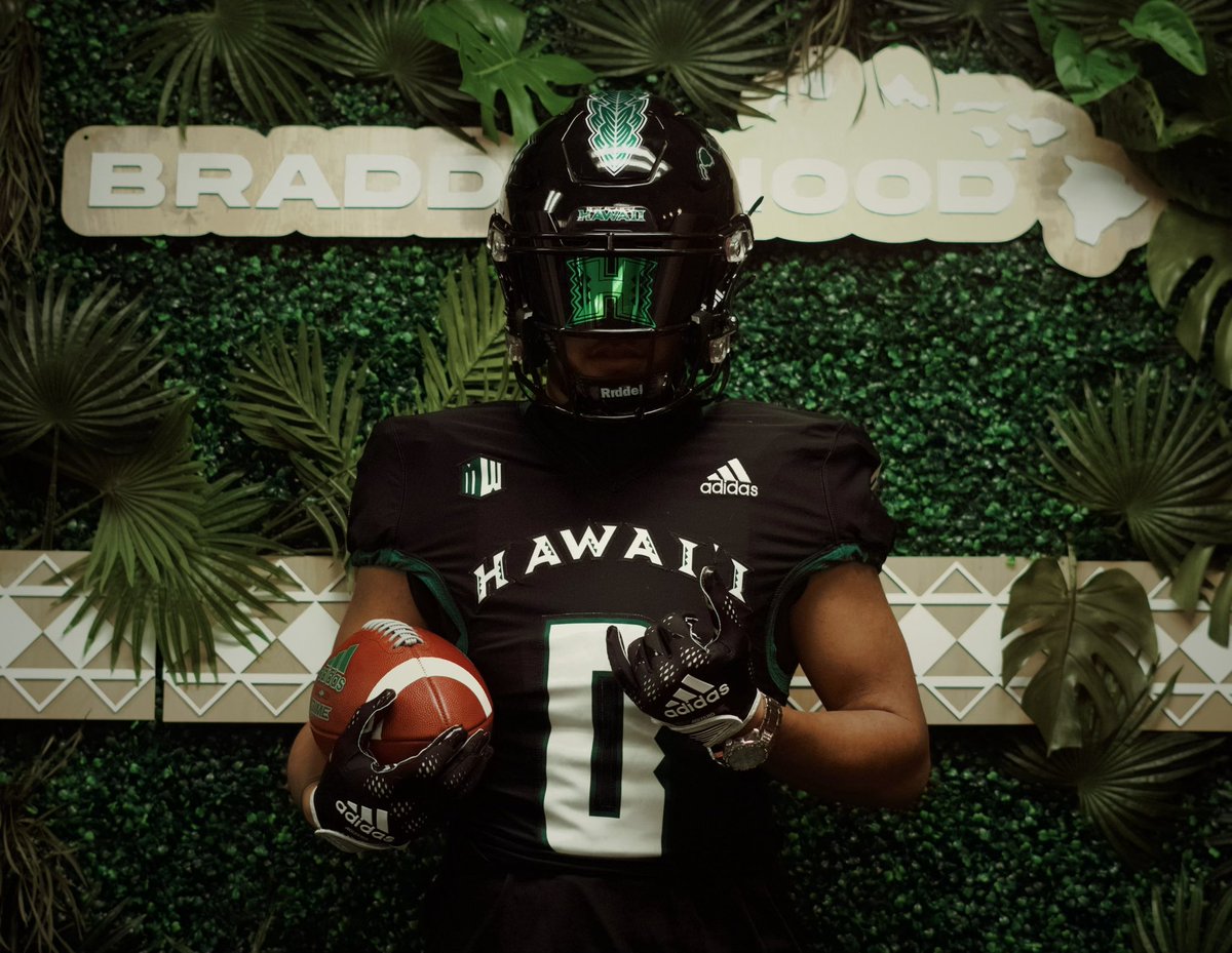 First unofficial visit to @HawaiiFootball . Thank you @ReierSavannah @nastin808 @coachnkmiller @UH_SClapham for allowing me to visit #BraddahHood is real!
•
@CoachTimmyChang @abe_elimimian @ursua05 @CoachYoro