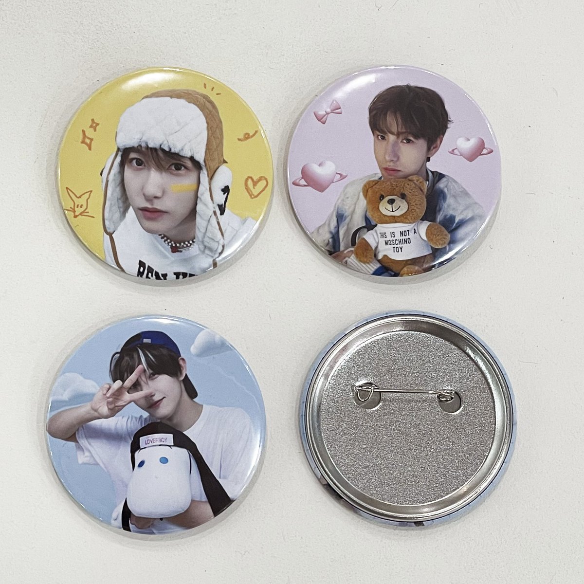 cuteei_7's tweet photo. 기본특전 품절로

미니포스터 + 자석 + 뱃지로 제공됩니다! https://t.co/NPzzQqyzMu