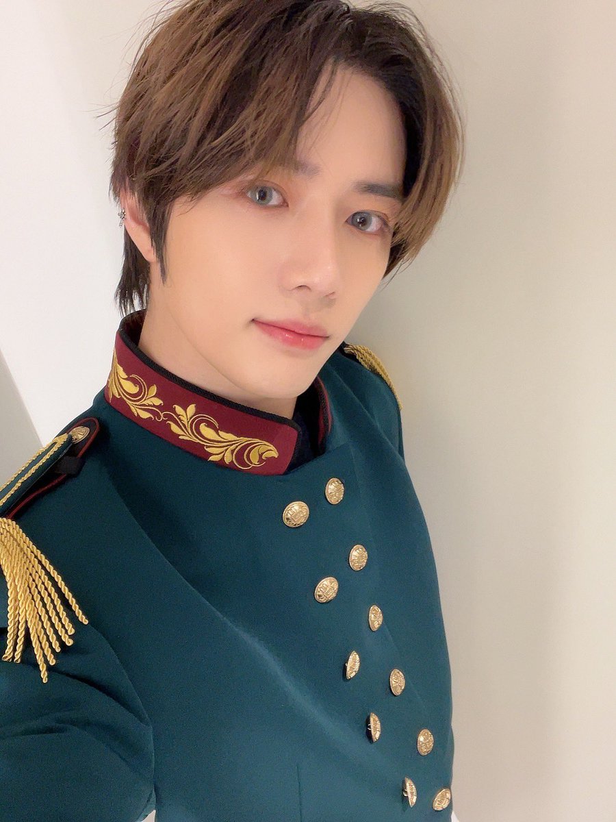 translatingTXT's tweet photo. @TXT_members trans: let’s be happy and have fun today as well!!!!! ❤️

#BEOMGYU
🧸 https://t.co/syg5E84SNl
