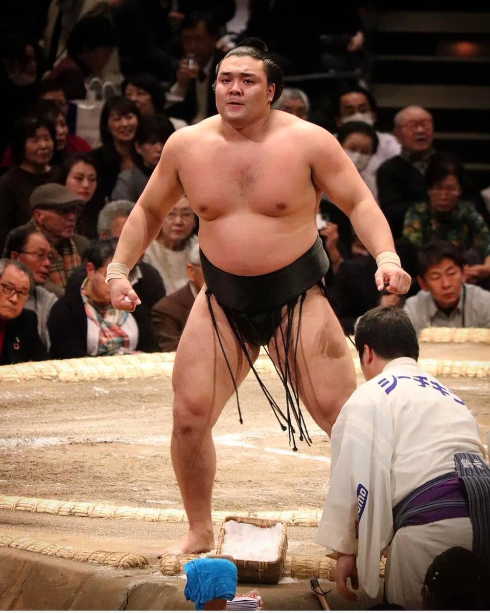 Мэргэжлийн сумогийн 2023 оны Харү башё-гийн  сүүлийн өдөр  буюу өнөөдөр Дорнод аймгийн Сэргэлэн сумын харъяат, Мичинокү дэвжээний сумоч Сэкивакэ Кирибаяама Бямбачулууны Лхагвасүрэн сумод анхны түрүүгээ хүртэх шийдвэрлэх барилдаан хийнэ. 
Нутгийнх уулс нь түших болтугай🙏