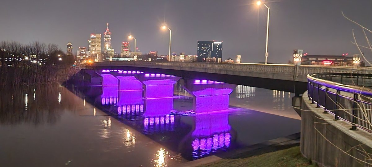 InvadersCoach's tweet photo. @MSDWayne_Safety @WayneTwpSchools @BenDavisHS Check the lights under the New York Street bridge in your honor for a few hours https://t.co/TVcU3CtjIo