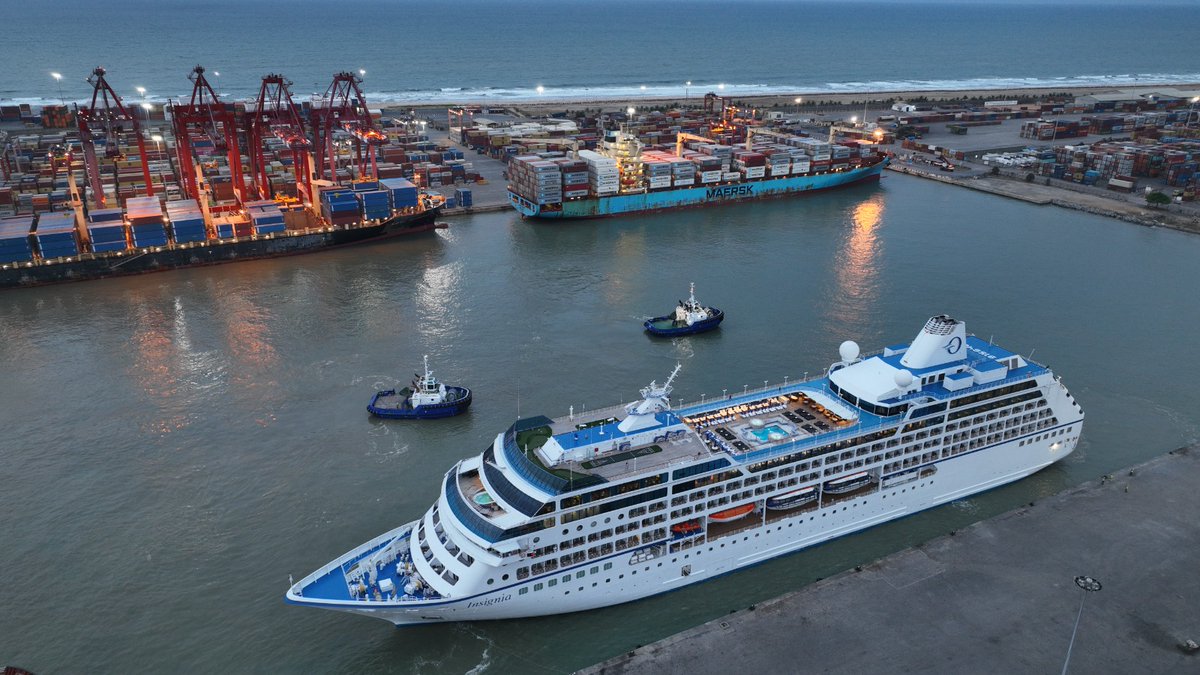 KassirInoussa's tweet photo. Le #Port de #Cotonou accueille ce matin le #navire de #croisière #Maritime américain #MSInsignia. Plus de 600 personnes viennent découvrir la destination #Bénin.  #tourisme @gouvbenin @TourismeBenin_ @PortofAntBruINT @Ortiz_Powerful @OceaniaCruise. https://t.co/e4GOUqAjeq