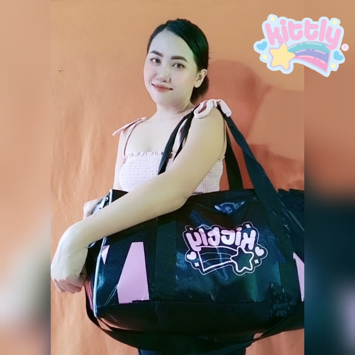 momma_cil's tweet photo. Pack your essentials and more with our 𝕂𝕚𝕥𝕥𝕝𝕪 Travel Bag.Perfect for long trips, weekend getaways, and summer is waiving na din.Kaya anyone looking for a spacious and durable bag, 𝕂𝕚𝕥𝕥𝕝𝕪 Travel bag got you.
#Kittly
#ThinkQualityThinkKittly 
#AMBA203 
#KITTLYAMBABatch3 https://t.co/0WLlb3kUd8