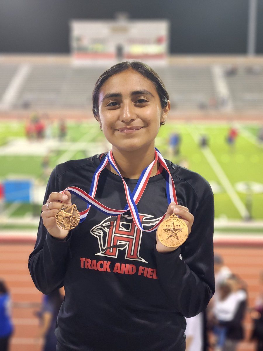 gfgafo8's tweet image. Baby Girl continues to improve! 
So proud of you @ayianna_olivas! 2 PRs in the 3200m &amp;amp; 1600m! Breaking her previous school records she just achieved 3 weeks ago! #CSND