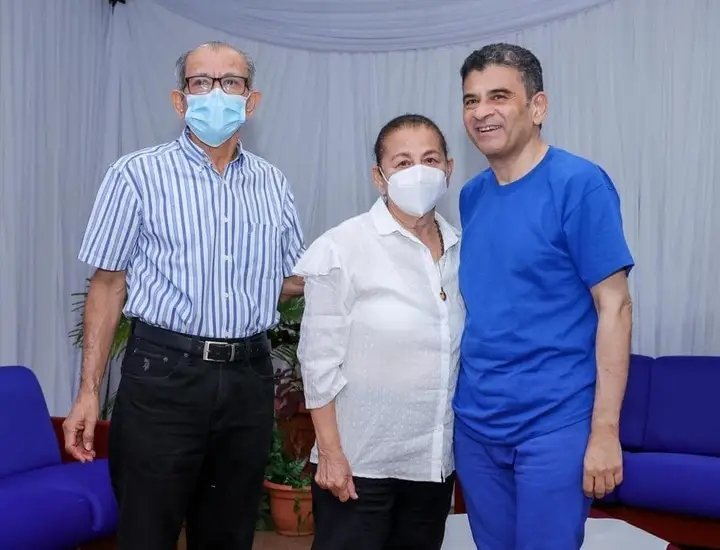 ABCNEWSNI's tweet photo. El tirano genocida de Daniel Ortega, presentó al obispo, Monseñor Rolando Álvarez, vestido como preso común y recibiendo la visita de sus familiares quienes no lo veían desde el 8 de febrero pasado. https://t.co/DHT6Owa4Ok