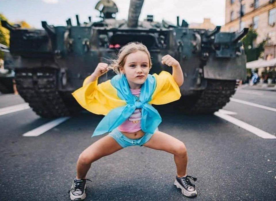 LooneyMooseLook's tweet photo. @wartranslated Unbreakable Ukranian spirit. https://t.co/LUBNGqXPZi