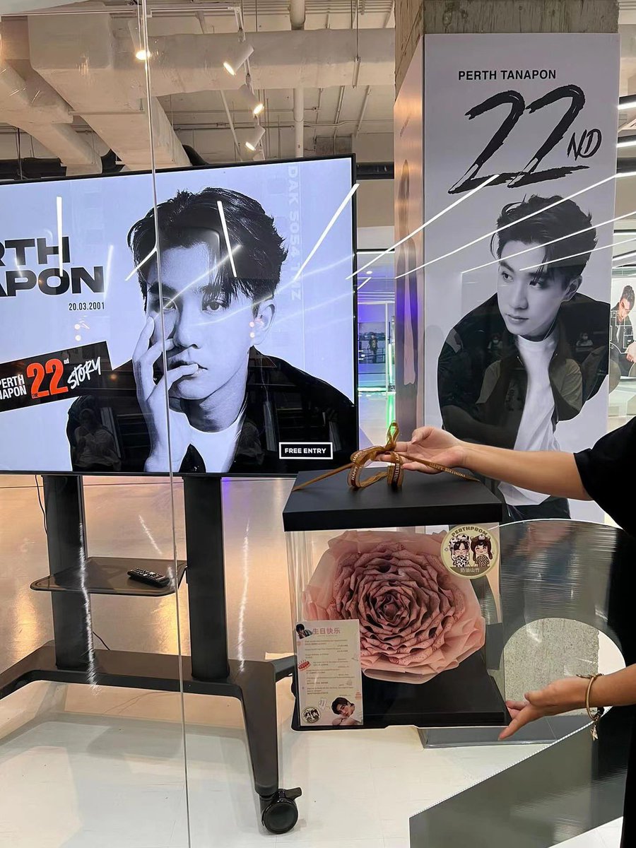 PerthPromOfc's tweet image. 🔔 Update ...

Chinese PerthProm fans send perth a gift for her birthday🥺

@perthppe @ppromxx_
#KDPPE #PerthTanapon #ppromxx_
#PerthProm