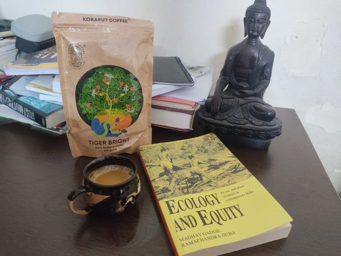 atulpandey39's tweet photo. आज चिपको आंदोलन की 50वीं वर्षगाँठ है। चिपको आंदोलन की लगभग सारी तश्वीरें अनुपम मिश्र जी ने ली थी। उन्होंने ही चिपको आंदोलन का पहला इतिहास लिखा। यूरोप और अमेरिका के देशों के विपरीत भारत में पर्यावरण की लड़ाई सबसे वंचित और गरीब तबके ने लड़ी। इससे जुड़ी हुई कुछ अच्छी पुस्तकें📖📖👇 https://t.co/sDSZnB4tyA