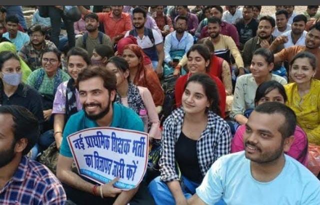 RohitVaidwan25's tweet photo. लखनऊ में अगर अभी कोई मिलियन सब्सक्राइबर या कोई MEET UP होता तो शायद ये नज़ारा ना होता...
बाकी आप समझदार है...
धरने पर बैठे आप सभी की शिद्दत और मेहनत को 🙏...
एक और धरना फेल..???
क्योंकि सरकार तो तब साथ देगी
जब तुम सब साथ दोगे...
#नई_प्राथमिक_शिक्षक_भर्ती_जारी_करो 
#शिक्षक_भर्ती https://t.co/YHHbIyP3Fd