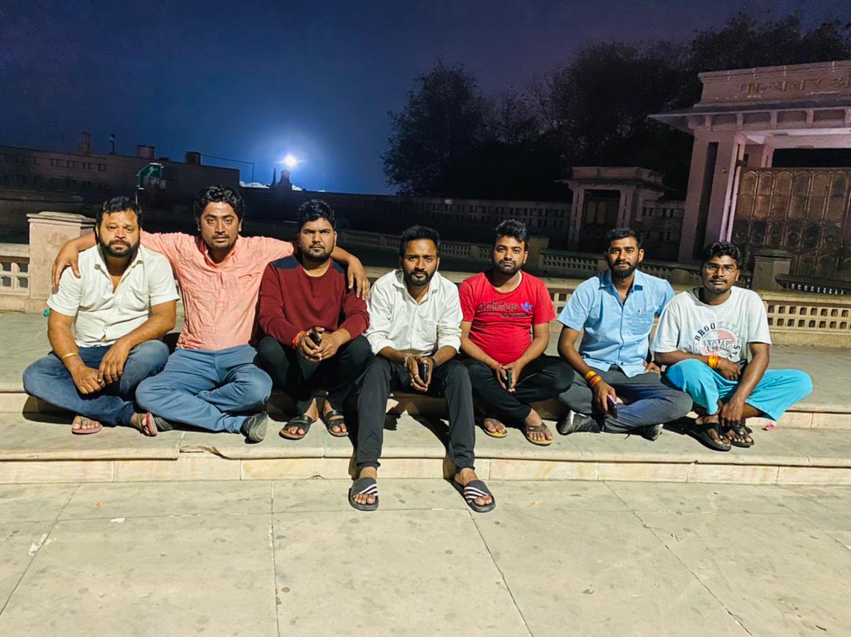 RohitVaidwan25's tweet photo. लखनऊ में अगर अभी कोई मिलियन सब्सक्राइबर या कोई MEET UP होता तो शायद ये नज़ारा ना होता...
बाकी आप समझदार है...
धरने पर बैठे आप सभी की शिद्दत और मेहनत को 🙏...
एक और धरना फेल..???
क्योंकि सरकार तो तब साथ देगी
जब तुम सब साथ दोगे...
#नई_प्राथमिक_शिक्षक_भर्ती_जारी_करो 
#शिक्षक_भर्ती https://t.co/YHHbIyP3Fd