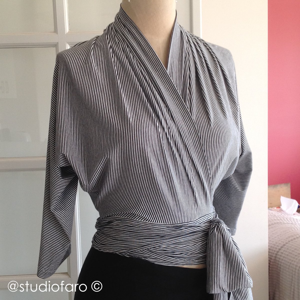 studiofaro's tweet image. As long as the fabric is two-way (four-way US) stretch you&apos;ll always get a great vintage fit with my #RetroWrap #PatternPuzzle pattern making instructions. 
studiofaro.com/retro-wrap-sew…