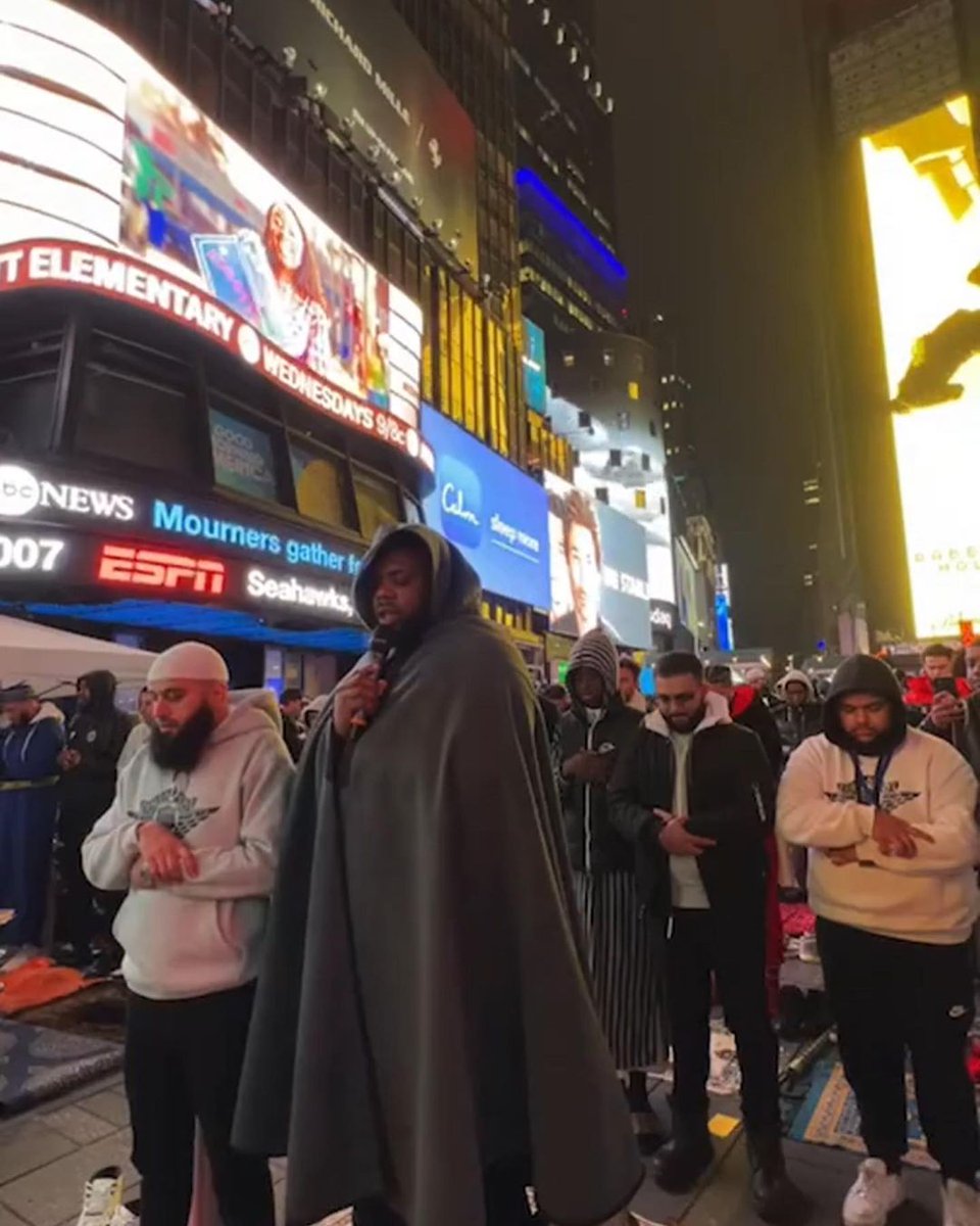 Alhamdhulillaah's tweet photo. Taraweeh prayers were held in Times Square... https://t.co/mv1hy344dm