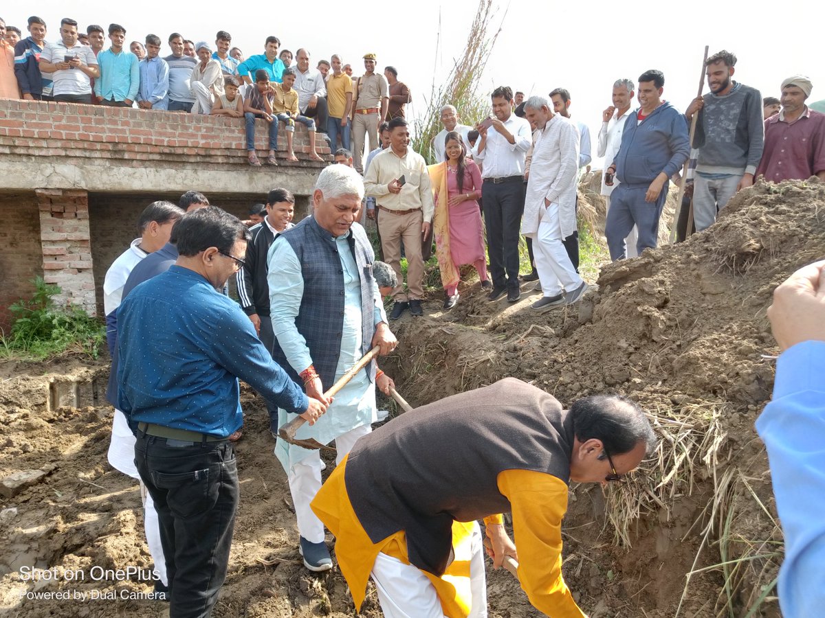 BagpatDm's tweet photo. #सजल बागपत अभियान के अंतर्गत तेड़ा ड्रेन पुनरोद्धार श्रमदान अभियान कार्य का शुभारंभ मुख्य अतिथि प्रभारी मंत्री @JaswantSainiBJP जी व @CommissionerMe3 @ श्रीमती सेल्वा कुमारी जे० द्वारा धनौरा सिल्वर नगर से किया गया।
@cleanganganmcg 
@MoJSDoWRRDGR 
@swatantrabjp 
@OfficeOfGSS https://t.co/6JiVxP6W5J