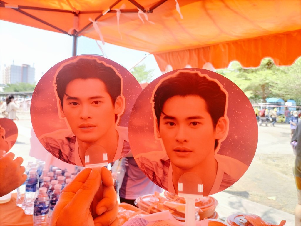 sommjookk_op's tweet photo. กรี๊ดดดด น่ารัก แฟนๆน้องเก้าเอาพัดมาแจกแหละ 
#numberx9th 
#popezaap 
#popearmy 
#BelovedFestival53ปีดีต่อใจ https://t.co/qa5zLAmELH
