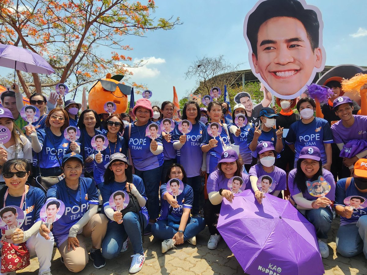 MOMPPLLL3's tweet photo. พี่ส้มส้มถ่ายรูปรวมกับฟคน้องเก้า
#popezaap 
#popearmy 
#number_9th
#BelovedFestival53ปีดีต่อใจ https://t.co/FkYE19lVvn