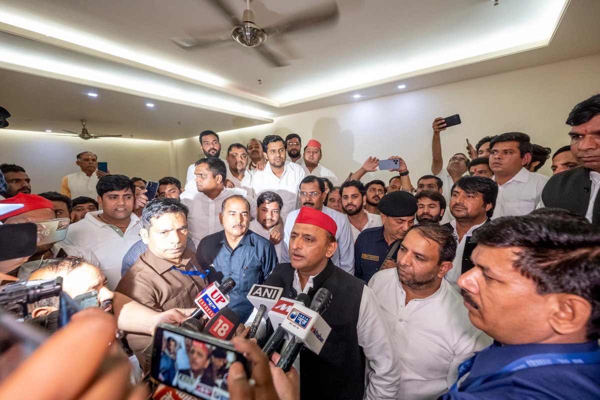 RizwanR85325841's tweet photo. दिल्ली  आवास पर माननीय राष्ट्रीय अध्यक्ष श्री @yadavakhilesh Yadav Ji से  मुलाक़ात की। https://t.co/JDJaPBfiur