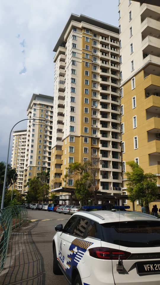 AzharAndiTahir's tweet photo. Pelajar IPT maut jatuh dari tingkat 6 rumah kekasih
By Reza A Hamid - 23 March 2023

MELAKA – Seorang pelajar lelaki sebuah universiti di sini maut dipercayai terjatuh dari tingkat enam rumah kekasihnya selepas berselisih faham berpunca daripada perasaan cemburu.

Ketua Polis Daerah Melaka Tengah Asisten Komisioner Christopher Patit berkata, dalam kejadian kira-kira pukul 2.50 pagi itu, mangsa berusia 20 tahun maut di tempat kejadian selepas terjatuh dari tingkat enam Blok C, pangsapuri 18 tingkat di Bukit Beruang itu.

Menurutnya, siasatan awal mendapati, mangsa dikatakan datang ke pangsapuri berkenaan untuk bertemu dengan teman wanitanya berusia 20 tahun yang tinggal di tingkat enam pangsapuri berkenaan kira-kira pukul 2 pagi kerana tidak membalas mesej dihantarnya.

“Teman wanita mangsa yang juga pelajar universiti yang sama kemudian bertemu dengannya di koridor sebelum meminta maaf kerana telah membuatkan kekasihnya itu cemburu dan marah padanya sebelum ini.

“Wanita itu kemudian memaafkannya dan menasihati agar tidak mengulanginya namun ketika dia masuk ke dalam rumah tiba-tiba memanjat tembok koridor itu setinggi kira-kira empat kaki,” katanya ketika dihubungi MalaysiaGazette di sini hari ini.

“Wanita itu kemudian cuba menyelamatkan kekasihnya itu namun hanya dapat mencapai sebahagian tangan  kerana tembok tersebut tinggi menyebabkannya terjatuh.

“Teman wanitanya itu kemudian segera menghubungi rakan sebilik kekasihnya untuk meminta bantuan,” katanya sambil menambah siasatan pihak forensik mengesahkan tiada sebarang unsur jenayah dan khianat dalam kejadian itu.

Tambahnya, mayat dibawa ke Hospital Melaka untuk proses bedah siasat dan kes diklasifikasikan sebagai mati mengejut. – MalaysiaGazette.