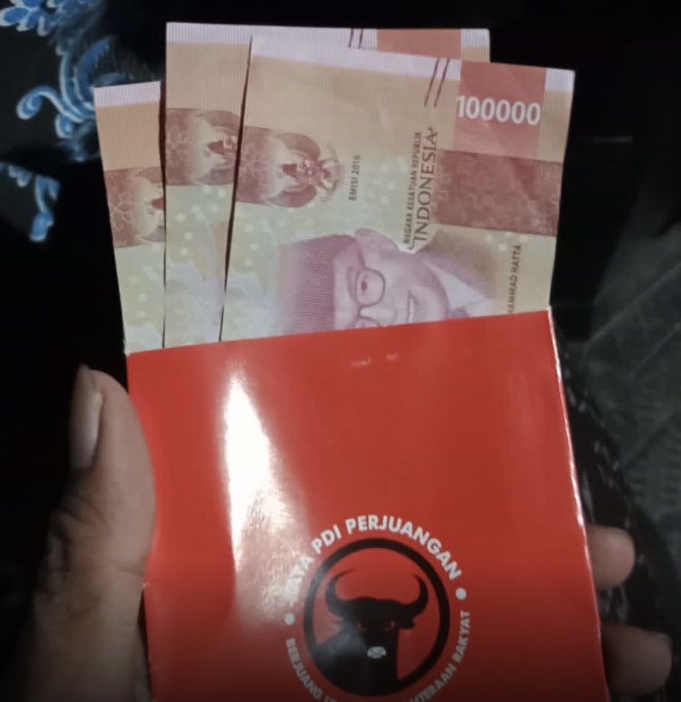 GheaJhanaLie7's tweet photo. Kata Buzerr NKRI Masjid tak boleh buat kegiatan POLITIK 🤔

Lalu, yg dilakukan Partai @PDI_Perjuangan ini apa namanya 🤔

Bagi² amplop merah simbol PDIP isi Rp 300ribu 😂 https://t.co/RyrS7yneoK