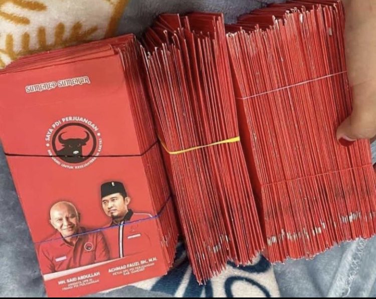 GheaJhanaLie7's tweet photo. Kata Buzerr NKRI Masjid tak boleh buat kegiatan POLITIK 🤔

Lalu, yg dilakukan Partai @PDI_Perjuangan ini apa namanya 🤔

Bagi² amplop merah simbol PDIP isi Rp 300ribu 😂 https://t.co/RyrS7yneoK