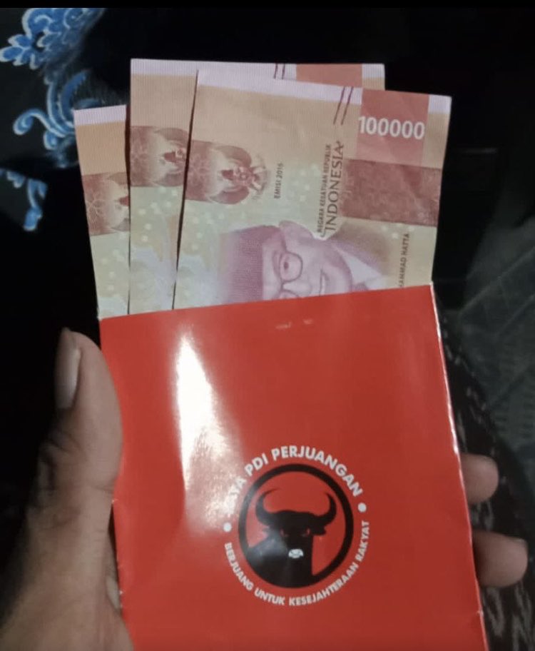 GheaJhanaLie7's tweet photo. Kata Buzerr NKRI Masjid tak boleh buat kegiatan POLITIK 🤔

Lalu, yg dilakukan Partai @PDI_Perjuangan ini apa namanya 🤔

Bagi² amplop merah simbol PDIP isi Rp 300ribu 😂 https://t.co/RyrS7yneoK