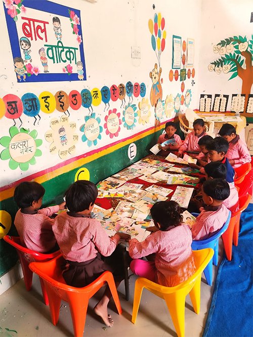 abhishekpandey2's tweet image. हमलोग भी प्राइमरी और मिडिल से ही पढकर निकले लेकिन उसके बाद के वर्षों मे जिस तरीके से प्राइवेट स्कूलो का चलन तेजी से बढा वो सरकार-सरकारी शिक्षा दोनो के लिए चुनौती थी,अब फिर सरकारी स्कूलो में प्राइवेट जैसी पढाई शुरु है
एक अच्छी पहल है
@ArchanaUpadhy
@thisissanjubjp @myogiadityanath