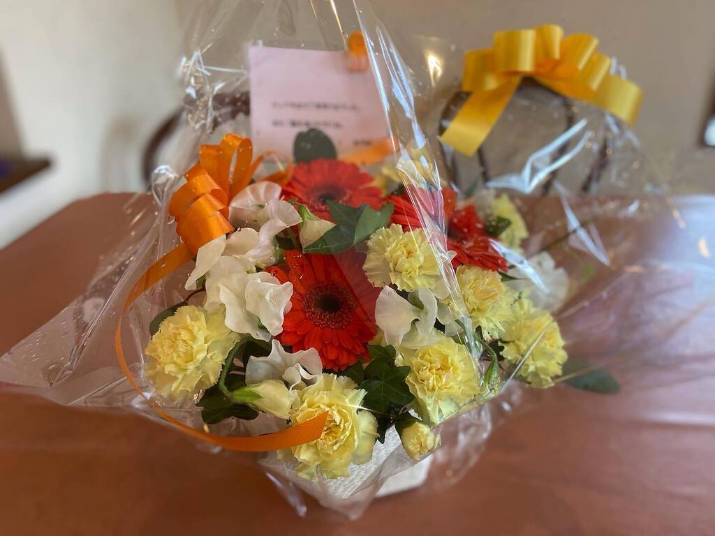 BonViveur_staff's tweet photo. OBのあやかさんよりお花をいただきました！

明るい色でボンビにぴったり、とても可愛いです💐

ありがとうございます！

#ボンビブール
#bonviveur
#洋食
#マエテク https://t.co/FfY41Pn1EM