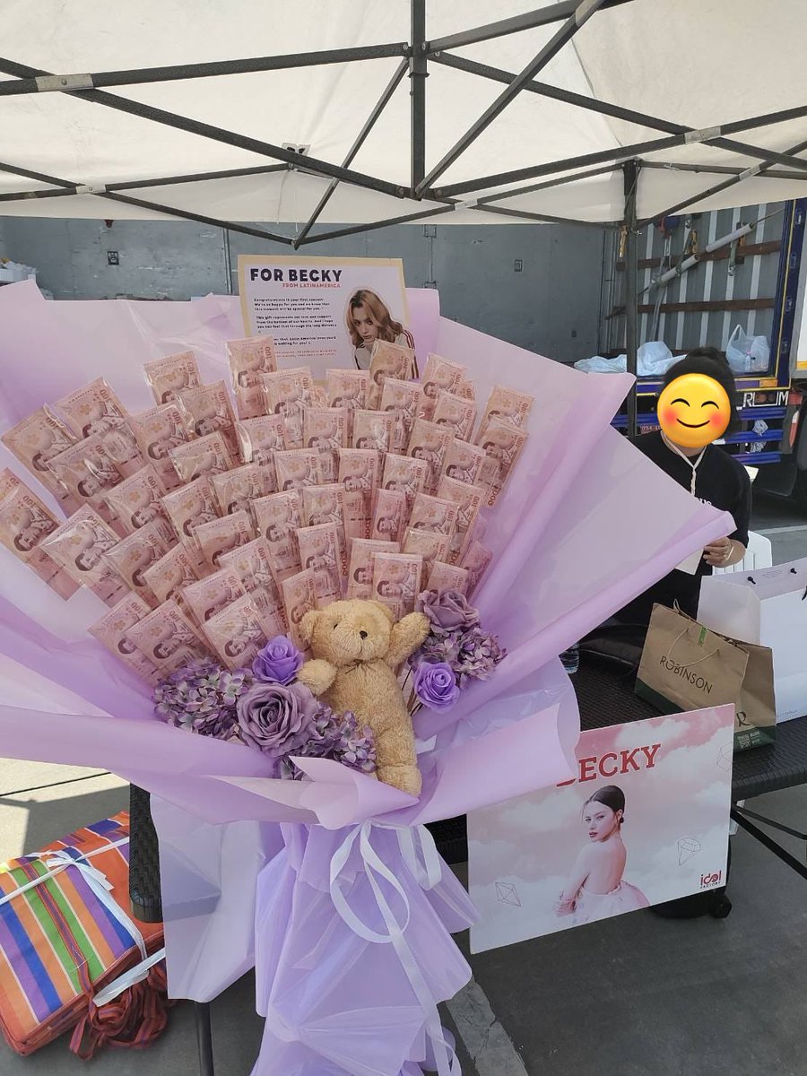 freenbeckdaily's tweet photo. Bouquets entregados ya al FC de Freenbecky en el #FreenBeckyFaBulousFanBoom2023 
 #ฟรีนเบคFanBoom https://t.co/OkX4Pj02vp