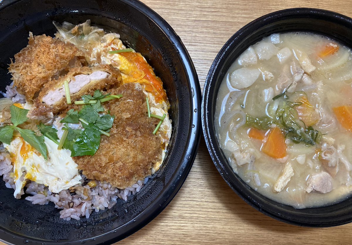 _NaLife's tweet photo. 本日のランチは、まるかつさんのヒレカツ丼をいただきました。豚汁も注文しましたが、想像より具沢山☆

今度、店内でいただきたいと思います。

#nara #奈良のご飯屋さん #ランチ #奈良 #まるかつ https://t.co/8lGHOBko27