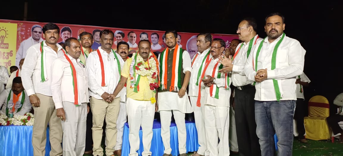SBG4Hosakote's tweet photo. ಹೊಸಕೋಟೆ ವಿಧಾನಸಭಾ ಕ್ಷೇತ್ರದ ಕಸಬಾ ಹೋಬಳಿಯ ಕಣ್ಣೂರಹಳ್ಳಿ ಗ್ರಾಮದಲ್ಲಿ ಹೈ ಮಾಸ್ಟ್ (ಲೈಟ್) ದೀಪಗಳನ್ನು ಗಣ್ಯರೊಂದಿಗೆ ಉದ್ಘಾಟಿಸಿದೆ. ನಂತರ ನಡೆದ ಕಾಂಗ್ರೆಸ್ ಕಾರ್ಯಕರ್ತರ ಸಮಾವೇಶ ಕಾರ್ಯಕ್ರಮದಲ್ಲಿ ಪಾಲ್ಗೊಂಡ ಸಂಧರ್ಭ.
#TeamSBG #Hoskote #devolapment #KarnatakaWantsCongress https://t.co/WhN4NnugPo