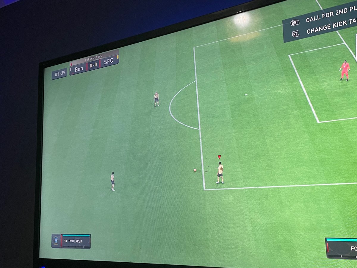 RemiLawrence1's tweet photo. @EAFIFADirect 
Why is this guys team invisible ? https://t.co/bEy9qINbTp