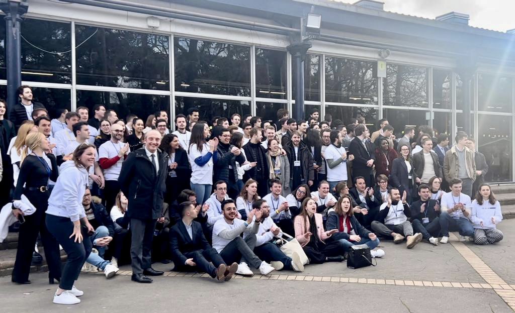 LMarcangeli's tweet photo. 🔵⚪️ Hier, nous tenions le premier #CongrèsHorizons, qui a réuni plusieurs milliers de personnes.

Nous nous sommes retrouvés autour d’@EPhilippe_LH pour doter notre pays d’une stratégie de long terme.

Merci en particulier aux @HorizonsJeunes pour leur inépuisable énergie ! https://t.co/GaQp8BH40D