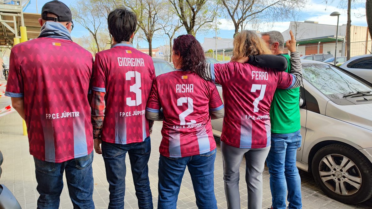 ✊🏼 S'ha de ser freak per estar un diumenge a les 09:30 a Barberà del Vallès per veure jugar a la teva filla i portar la seva samarreta 💜 #AmordeMare <a href="/CEJupiterFemeni/">FPCE Júpiter Femení</a> <a href="/CE_Jupiter/">CE Júpiter</a> la millor afició del món 🤗
PS: Malgrat perdre 8-0 no hem defallit