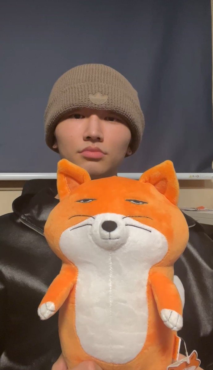ohmekims's tweet photo. isn't it the same >< 
(jisu is cuter of course) https://t.co/v3Et9LXu8j