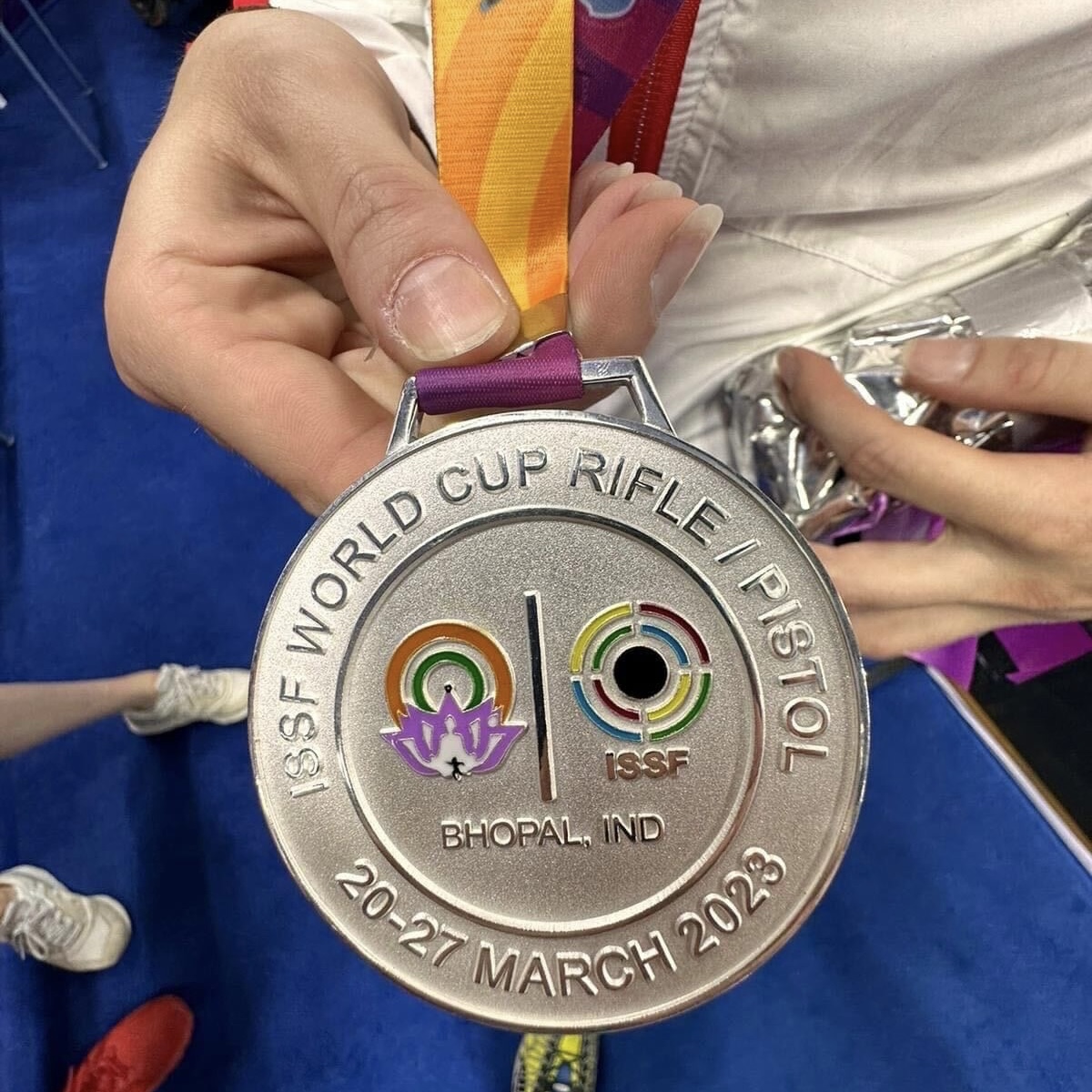 olympijskytym's tweet photo. Poprvé na stupních vítězů! 🥳 Aneta Brabcová si na svěťáku v Indii vystřílela stříbrnou medaili v třípolohové malorážce. 🥈 To si zaslouží potlesk! 🙌🏻 #olympijskytym #stribro https://t.co/6dLMIolTg1